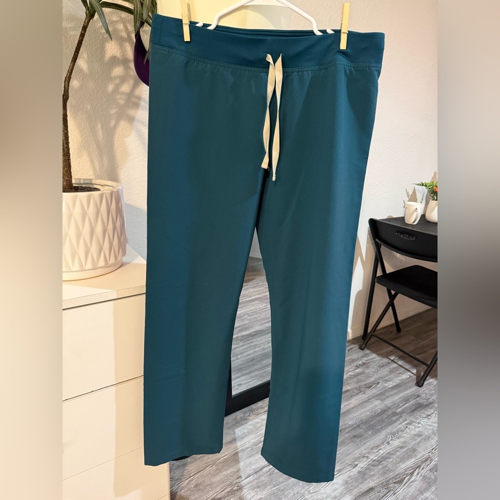 Figs Scrub Top and Pants Set - Picture 5 of 7